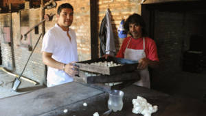 El futbolista Salvador Cabañas actualmente sobrevive vendiendo pan en una panadería de sus padres.