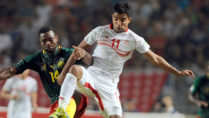 El delantero Sami Allagui es una de las nuevas figuras de Túnez, acá mientras es marcado por Fongang Chedjou de Camerún.