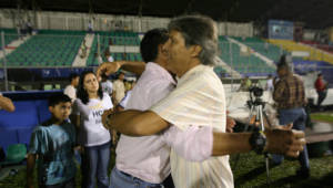 El técnico colombiano felicita al DT del Victoria Jorge Pineda luego del final del partido.