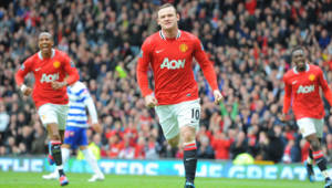 Wayne Rooney celebra con sus compañeros el tanto que puso a ganar al Manchester United.