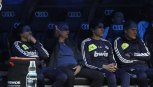 Mourinho con el cuerpo técnico madridista durante el partido ante Valladolid