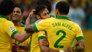 Dani Alves le dijo a Neymar que se vaya acostumbrando a anotarle a Iker Casillas, porque es el portero del gran rival.