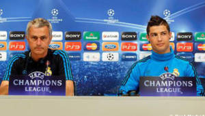 Cristiano Ronaldo junto a Mourinho en la conferencia de prensa del Real Madrid.