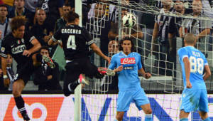 El gol de cabeza del uruguayo Martín Cáceres inauguró el marcador en la victoria de la Juventus sobre el Napoli.