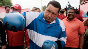 Hugo Chávez le apasionó el béisbol, pero también el boxeo, el fútbol y también el automovilismo.