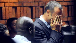 Óscar Pistorius rompió en llanto frente al juez al inicio de la audiencia, en Sudáfrica informan que podría recibir cadena perpetua.