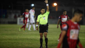 Armando Castro fue cuestionado por los jugadores y afición del Savio por la expulsión.