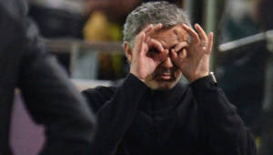 A José Mourinho no le parecieron algunas decisiones del árbitro.
