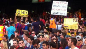 Muchos llevaron pancartas de recibimiento a Neymar. Pero llamó la atención esta dedicada a Florentino Pérez.