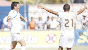 El uruguayo Sebastián Rosano sueña con su primer título en Honduras, este domingo marcó otro gol de tiro libre.