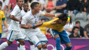 Arnold Peralta presentó sus primeros sintomas previo al juego ante Brasil. Aquí cuando marcaba a Neymar.
