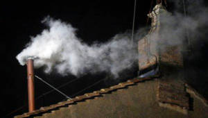 Instantes en que salía humo blanco desde la chimenea de la Capilla Sixtina.