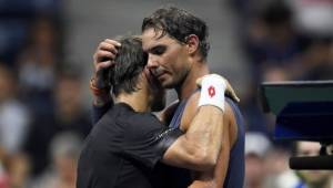 Nadal abrazo y aplaudió a su amigo David Ferrer tras finalizar el duelo por los octavos en el torneo Godó.