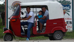 En la 36 Guaymas es usual transportarse en mototaxi. Ellos quieren llevar a Marathón a la final.