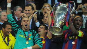 Abidal levanta el trofeo en Wembley, sus compañeros lo premiaron.