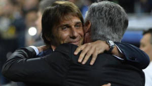 Maestro y alumno. Antonio Conte y Carlo Ancelotti se dieron fuerte abrazo en el Bernabéu.