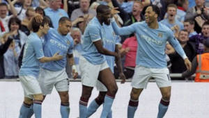 Yaya Toure celebra el gol que posteriormente le daría el triunfo a su equipo ante el Manchester United.