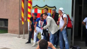 Los chicos que acompañan a Neymar se la pasan bien, aquí posan con el escudo blaugrana.