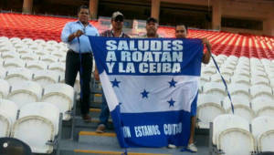 Los familiares del juvenil Devron García lucen orgullosos la bandera de Honduras en Emiratos.