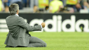 Con todo y saco, Mourinho se fue de rodillas para celebrar el gol de Cristiano Ronaldo.