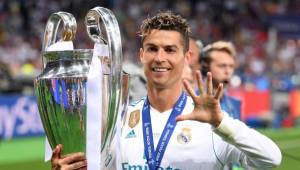 KIEV, UKRAINE - MAY 26: Cristiano Ronaldo of Real Madrid poses with the UEFA Champions League trophy following the UEFA Champions League Final between Real Madrid and Liverpool at NSC Olimpiyskiy Stadium on May 26, 2018 in Kiev, Ukraine. (Photo by Laurence Griffiths/Getty Images)