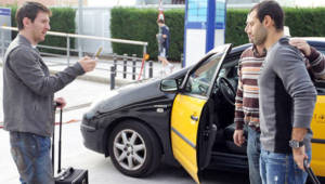 Momento en que Messi tomó el móvil del taxista para tomarle una fotografía junto a Javier Mascherano.