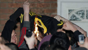 La afición roja demostró su inconformidad por la partida de Torres al eterno rival.