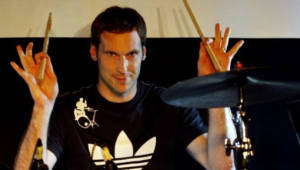 Petr Cech, portero del Chelsea, firmó contrato como baterista oficial de la banda Checa Eddie Stoilow.