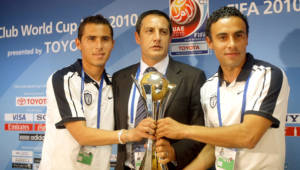 Paul Aguilar, Pablo Marini (c) y Leobardo López sostienen el trofeo del Mundial de Clubes.