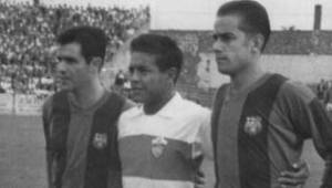 Jugando para el Elche, 'La Coneja' Cardona posa con los jugadores del Barcelona Evaristo y Luis Suárez.q