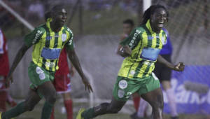 El goleador de la tarde, Rony Flores, festeja con todo el primer gol de Marathón.