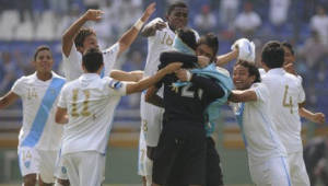 Jugadores de Guatemala celebran la victoria ante su similar de Panamá