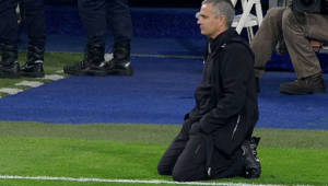 Mourinho presenció de rodillas la tanda de penales del juego entre Bayern Munich contra Real Madrid.