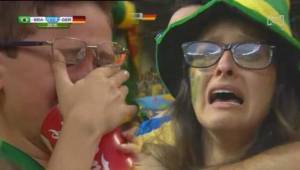 Brasileños lloran la humillante derrota de Alemania en las semifinales del Mundial.