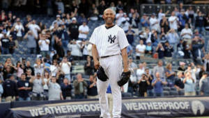 El jugador de los Yankees Mariano Rivera celebra con el público.