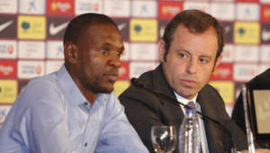 Eric Abidal durante la conferencia de prensa con Sandro Rosell.