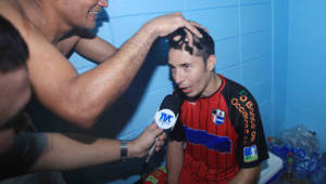 Júnior Morales le corta el cabello a Polache en los camerinos.