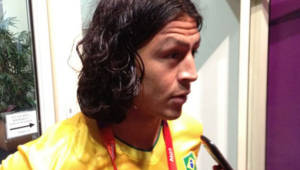 Finalizado el partido ante Brasil, Roger intercambió camiseta con el joven Rómulo.