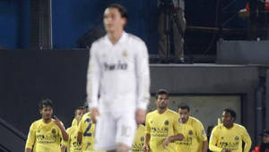 Los jugadores del Villarreal CF celebran el gol conseguido por Marcos Senna tras el alemán Mesut Ozil, del Real Madrid.