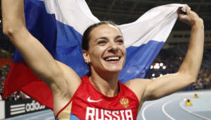 Yelena Isinbayeva celebra tras ganar su tercer título mundial de salto con garrocha