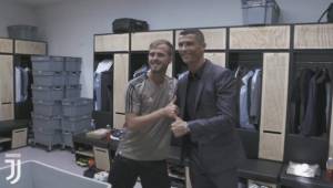 Cristiano Ronaldo saluda a uno de sus nuevos compañeros, el bosnio Miralem Pjanic.