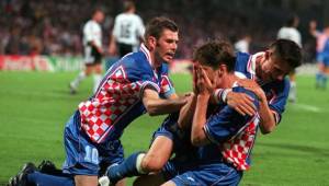 Mundial 1998. Francia daba la bienvenida a 32 selecciones y entre estas aparecía un equipo que por su extravagante uniforme a cuadros, llamó inicialmente la atención. Se llamaba Croacia y era producto de la división de este territorio con Yugoslavia. En la fase de grupos pasaron por detrás de Argentina pero superando a Jamaica y Japón. En fases finales comenzó su hazaña: Eliminaron a Rumanía, luego aplastaron a la poderosa Alemania y fueron eliminados en semifinales por Francia, que luego fue campeón. Se quedaron con el tercer lugar del torneo.