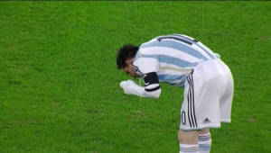 Messi vomitó en la primera parte del amistoso que disputaba Argentina en Rumanía.