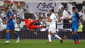 GRAF884. MADRID, 28/11/2017.- El portero costarricense del Real Madrid, Keylor Navas (c) encaja el primer gol a cargo del centrocampista del Fuenlabrada Luis Milla, durante el partido de dieciseisavos de final de la Copa del Rey de fútbol, disputado hoy en el estadio Santiago Bernabéu. EFE/JuanJo Martín