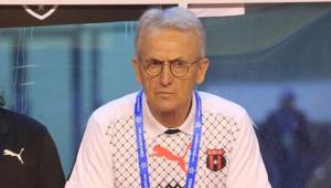 Benito Floro durante el juego entre Alajuelense y Olimpia la noche de este jueves (Nacion.com)