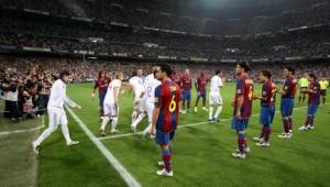 El Real Madrid seguirá siendo homenajeado con pasillos. El 7 de mayo de 2008 le tocó recibirlo del Barcelona. Foto AFP