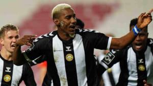 Bryan Róchez celebrando una de sus anotaciones con el Nacional de Madeira.