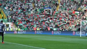 Estas fueron las banderas que los aficionados del Celtic llevaron al Celtic Park. Foto cortesía: EFE