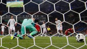 Cristiano Ronaldo fue el encargado de marcar las dos anotaciones de Portugal en el juego ante España, en el segundo gol tras el remate de CR7, el guardameta español cometió un error al no poder detener el balón y con esto complicó a su selección.
