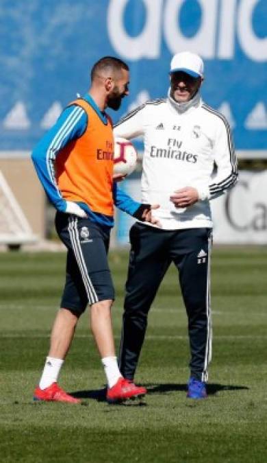 FOTOS: El cariño a Benzema, la primera charla y el aplauso a Ramos en el primer entrenamiento de Zidane en el Real Madrid